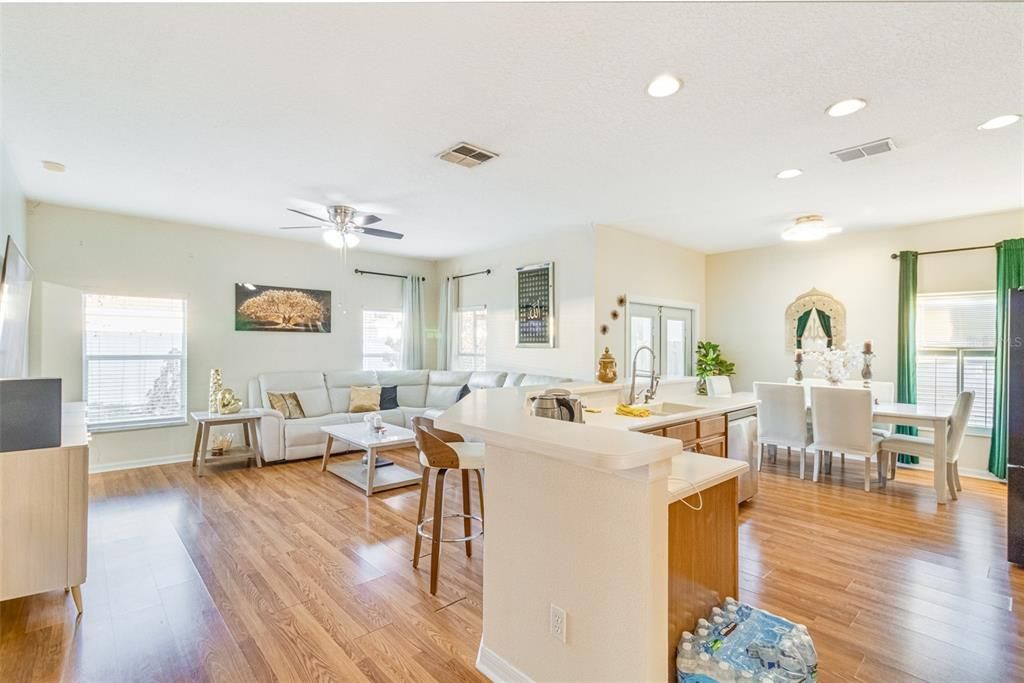 For Rent: $2,400 (3 beds, 2 baths, 1841 Square Feet)