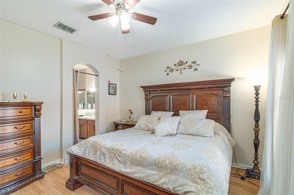 For Rent: $2,400 (3 beds, 2 baths, 1841 Square Feet)