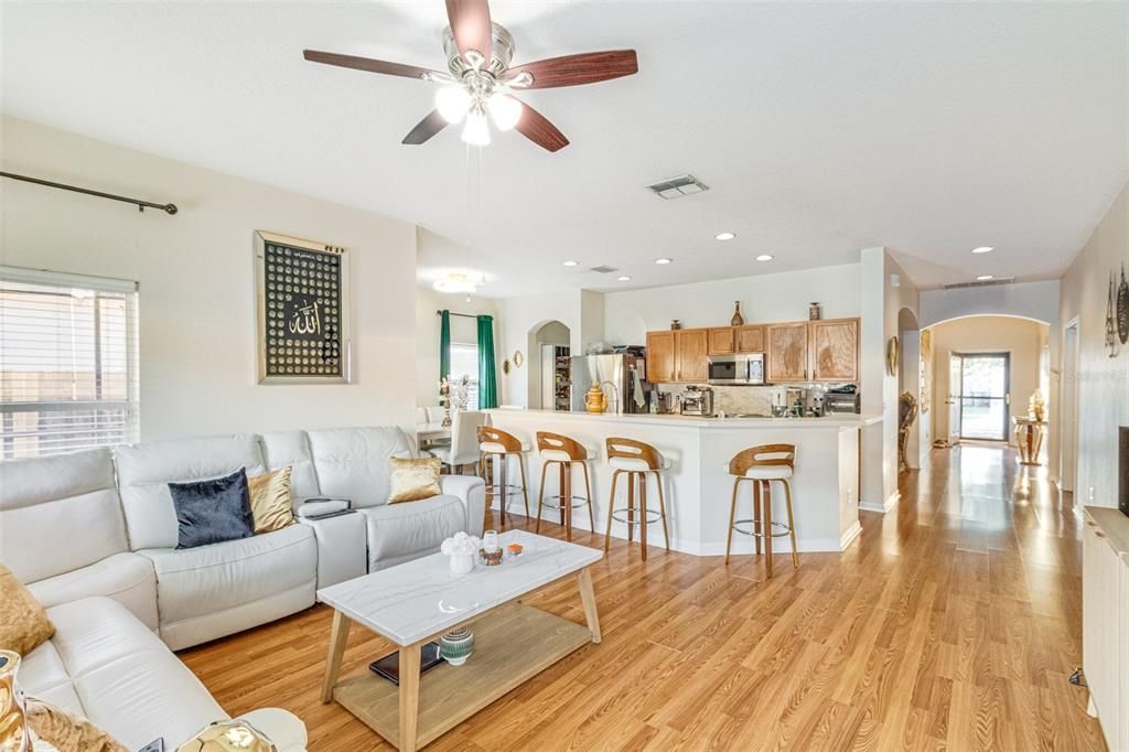 For Rent: $2,400 (3 beds, 2 baths, 1841 Square Feet)