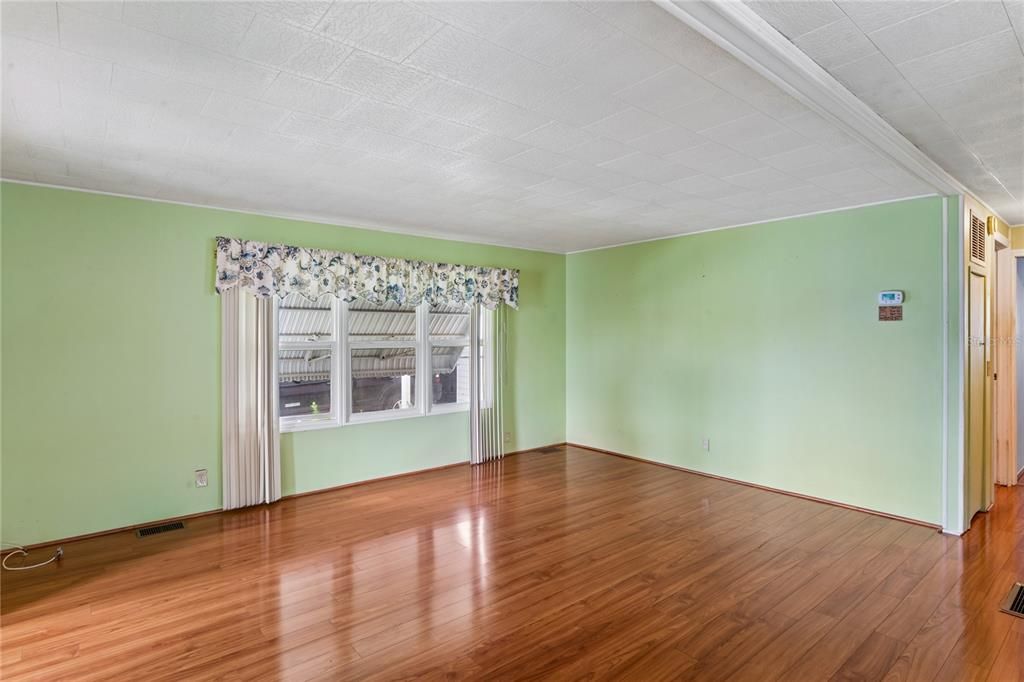 For Sale: $115,000 (2 beds, 1 baths, 888 Square Feet)