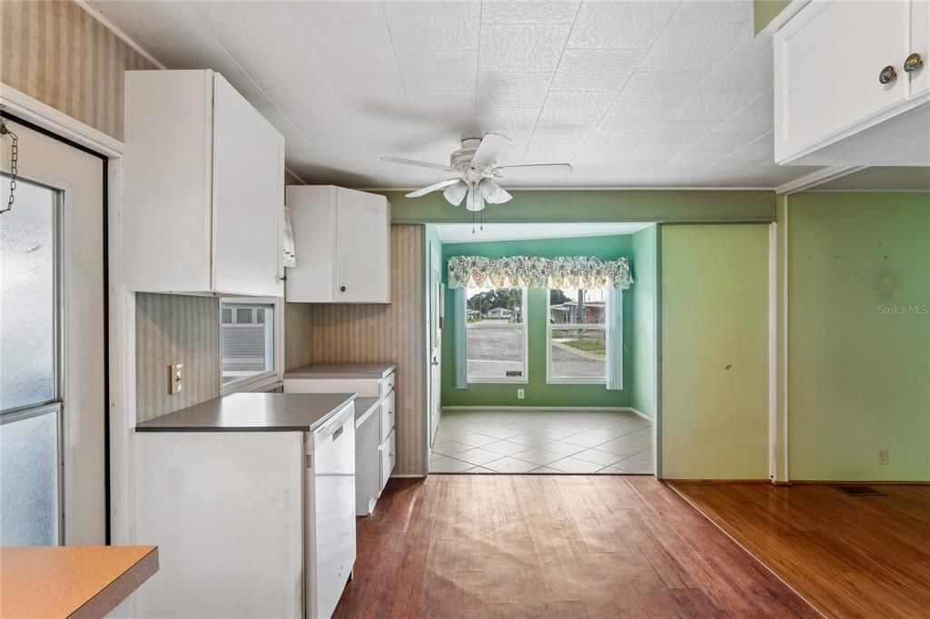 For Sale: $115,000 (2 beds, 1 baths, 888 Square Feet)