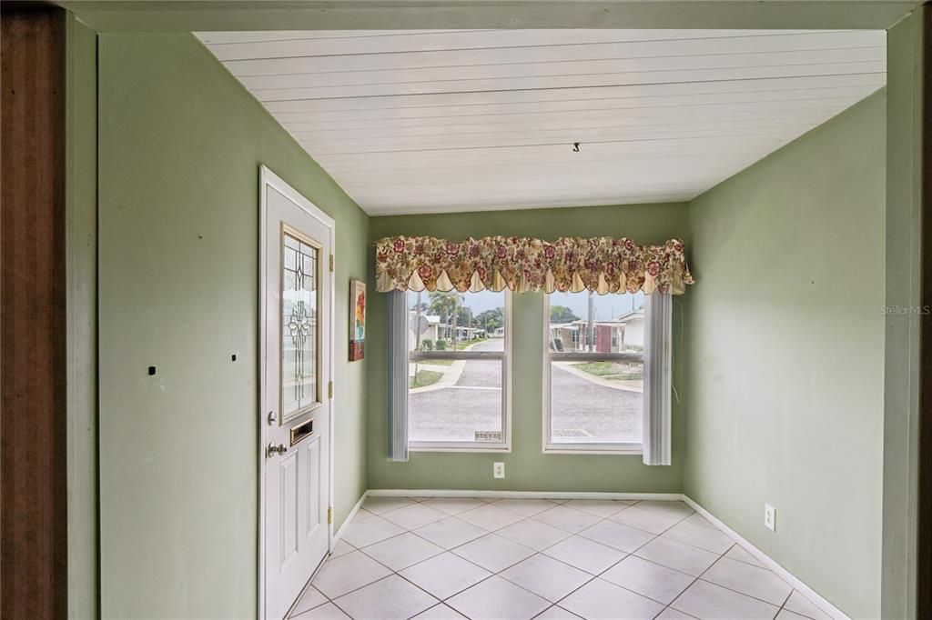 For Sale: $115,000 (2 beds, 1 baths, 888 Square Feet)