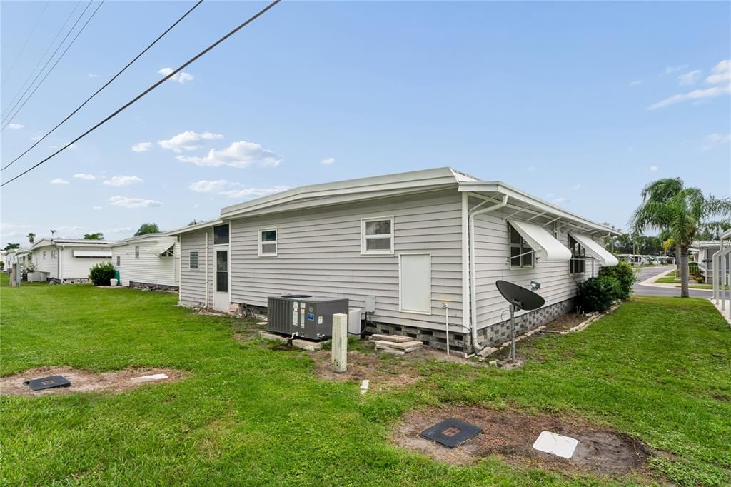 For Sale: $115,000 (2 beds, 1 baths, 888 Square Feet)