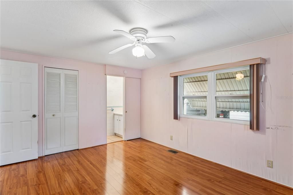 For Sale: $115,000 (2 beds, 1 baths, 888 Square Feet)
