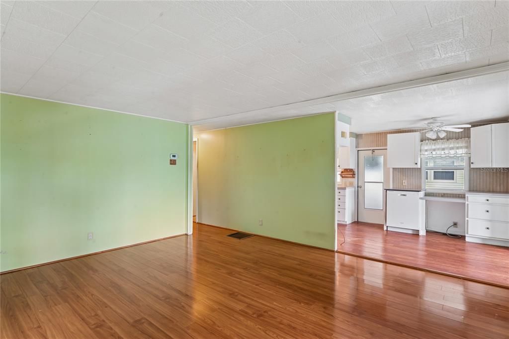 For Sale: $115,000 (2 beds, 1 baths, 888 Square Feet)