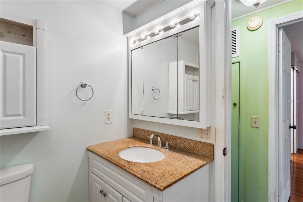 For Sale: $115,000 (2 beds, 1 baths, 888 Square Feet)