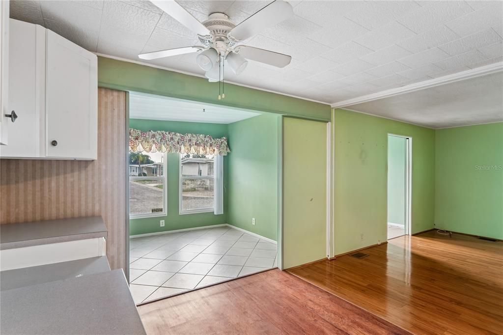 For Sale: $115,000 (2 beds, 1 baths, 888 Square Feet)
