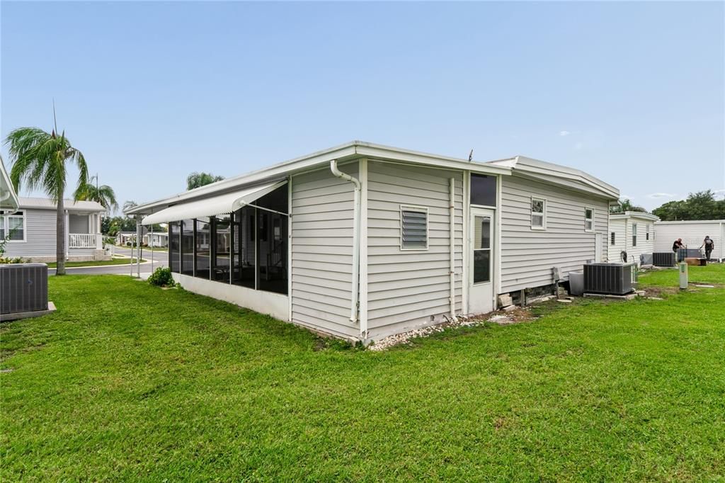 For Sale: $115,000 (2 beds, 1 baths, 888 Square Feet)
