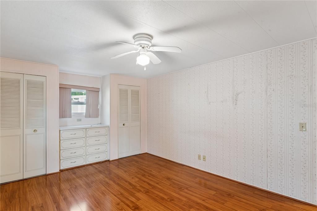 For Sale: $115,000 (2 beds, 1 baths, 888 Square Feet)