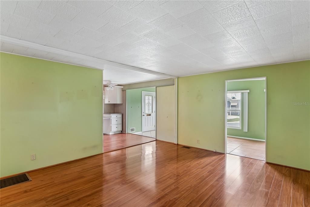 For Sale: $115,000 (2 beds, 1 baths, 888 Square Feet)