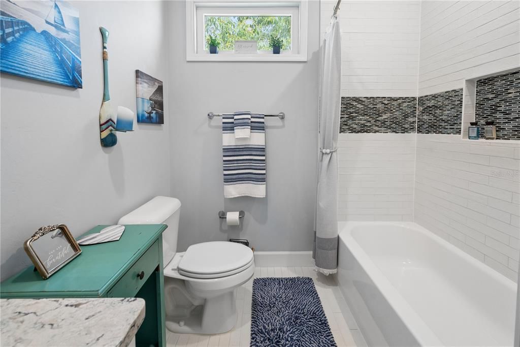 For Sale: $285,000 (2 beds, 2 baths, 1301 Square Feet)