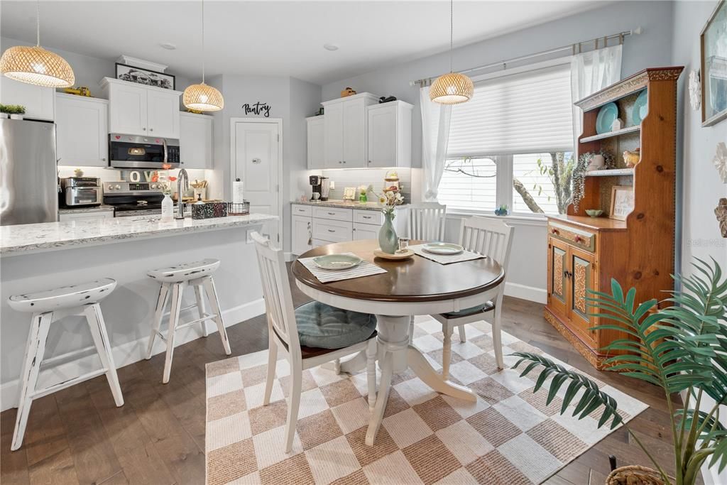 For Sale: $285,000 (2 beds, 2 baths, 1301 Square Feet)