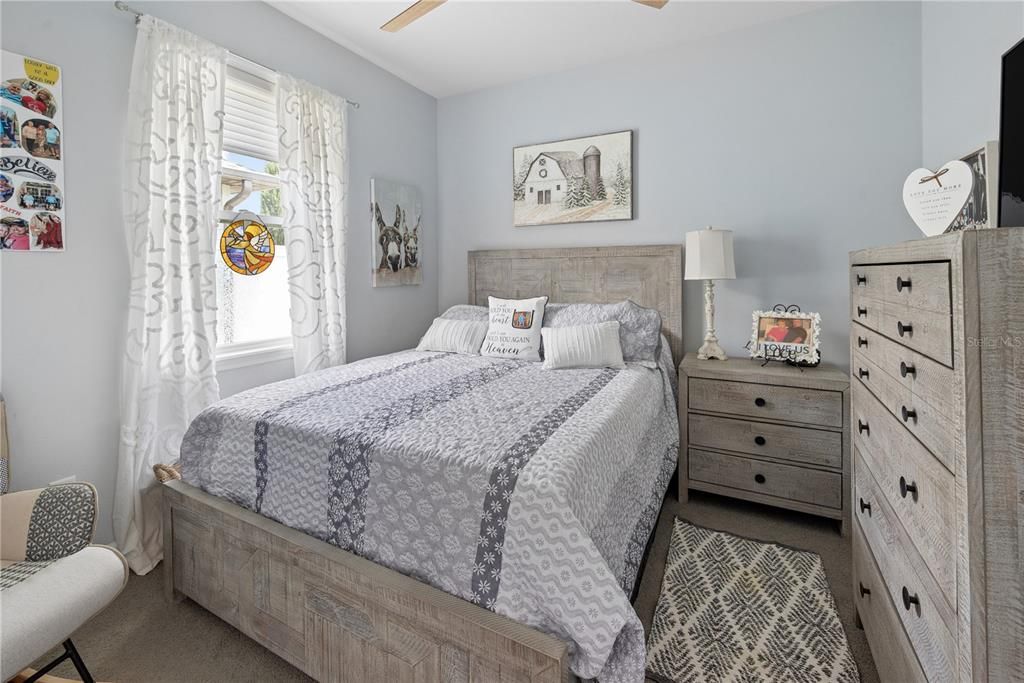 For Sale: $285,000 (2 beds, 2 baths, 1301 Square Feet)