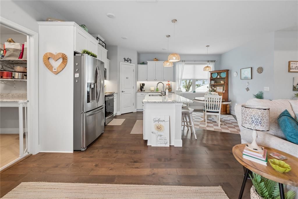 For Sale: $285,000 (2 beds, 2 baths, 1301 Square Feet)