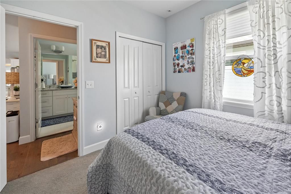 For Sale: $285,000 (2 beds, 2 baths, 1301 Square Feet)
