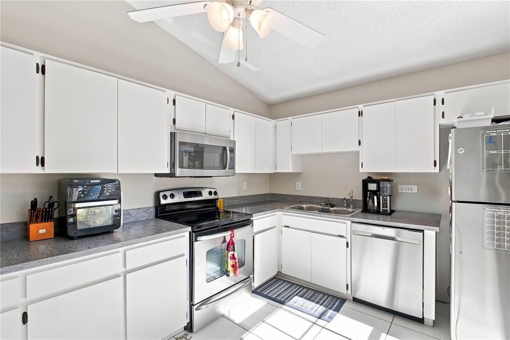 Active With Contract: $250,000 (2 beds, 2 baths, 1129 Square Feet)