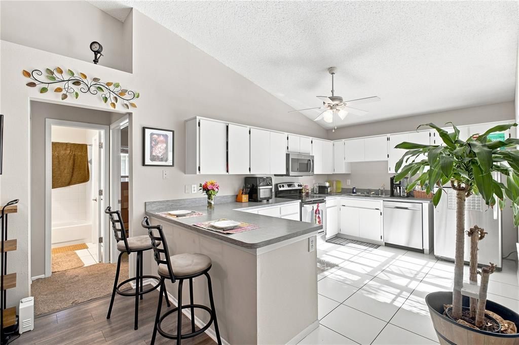 Active With Contract: $250,000 (2 beds, 2 baths, 1129 Square Feet)