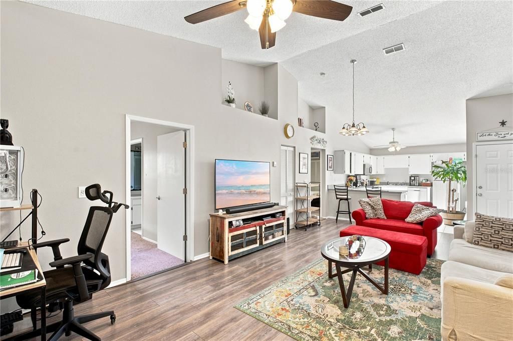 Active With Contract: $250,000 (2 beds, 2 baths, 1129 Square Feet)