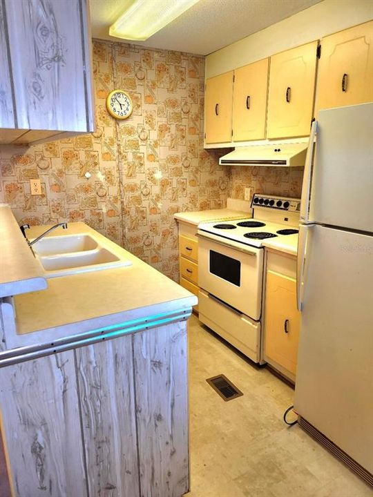 For Sale: $125,000 (2 beds, 2 baths, 864 Square Feet)