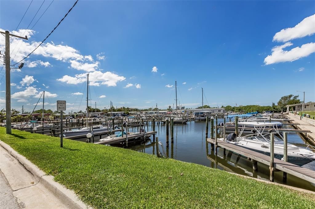 For Sale: $125,000 (2 beds, 2 baths, 864 Square Feet)