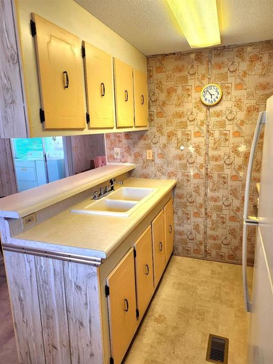For Sale: $125,000 (2 beds, 2 baths, 864 Square Feet)