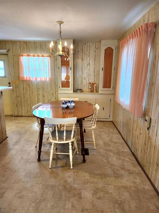 For Sale: $125,000 (2 beds, 2 baths, 864 Square Feet)