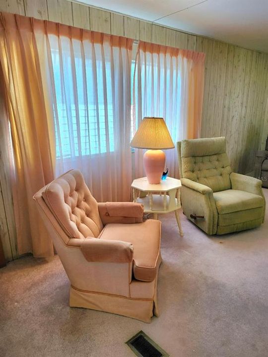 For Sale: $125,000 (2 beds, 2 baths, 864 Square Feet)