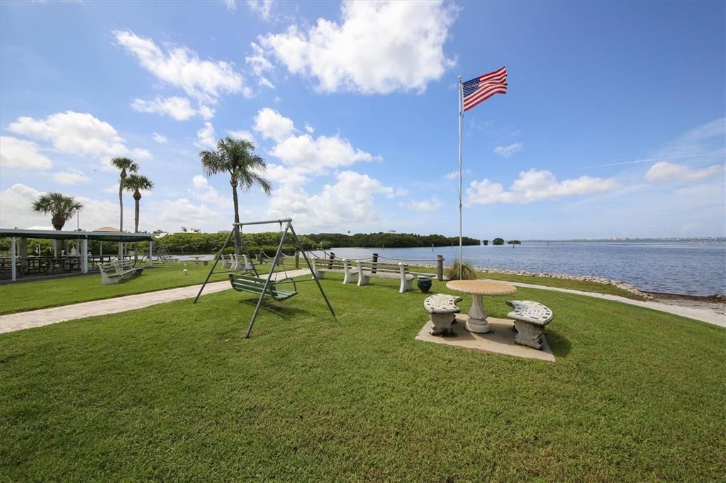 For Sale: $125,000 (2 beds, 2 baths, 864 Square Feet)
