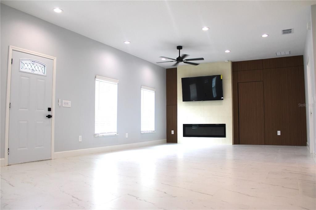 En Venta: $325,000 (3 camas, 2 baños, 1800 Pies cuadrados)