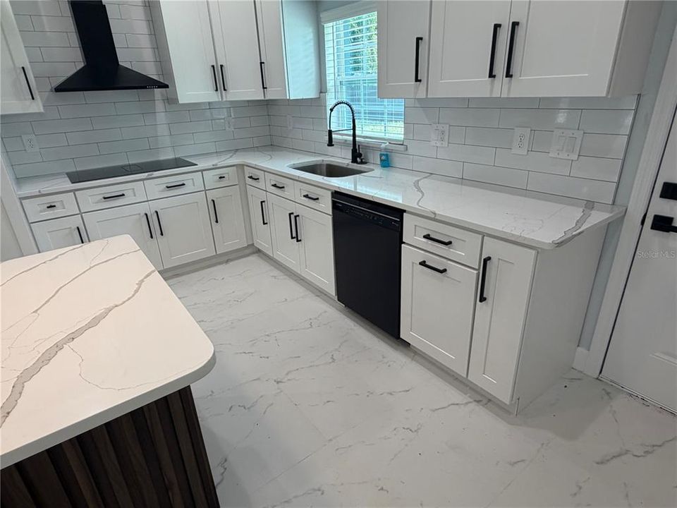 En Venta: $325,000 (3 camas, 2 baños, 1800 Pies cuadrados)