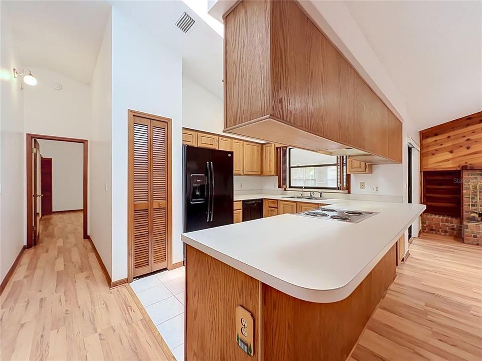 En Venta: $418,000 (4 camas, 2 baños, 2230 Pies cuadrados)