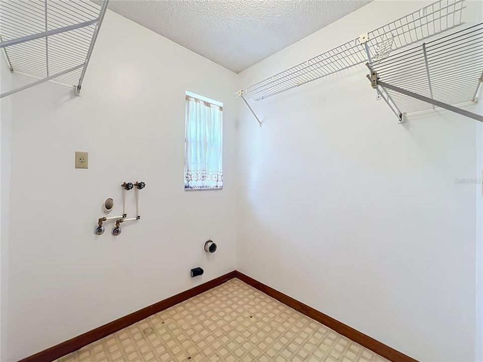 En Venta: $418,000 (4 camas, 2 baños, 2230 Pies cuadrados)