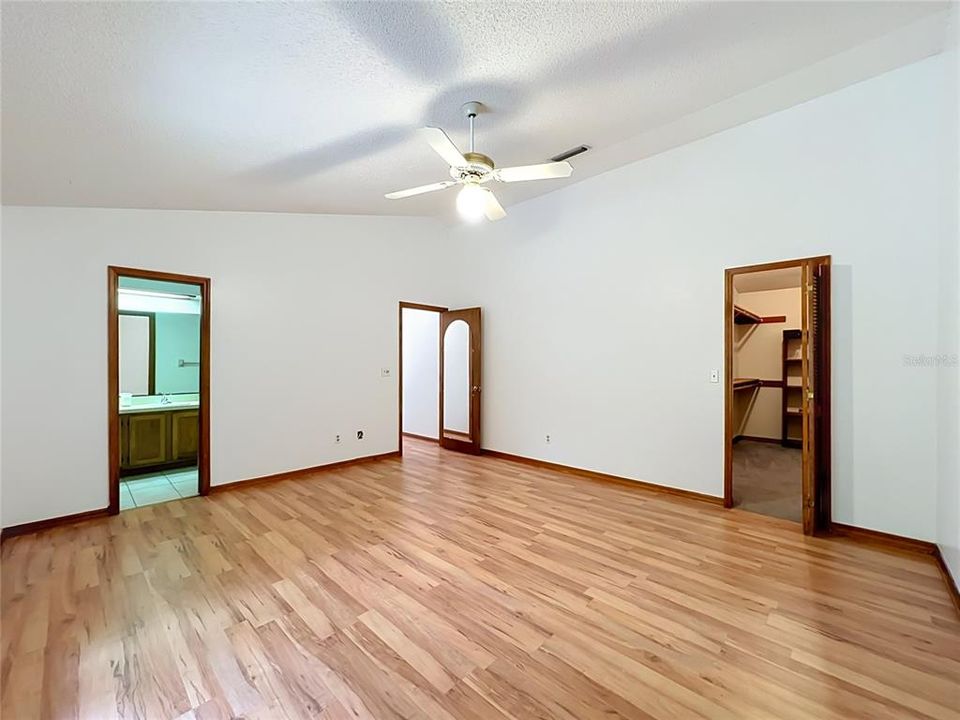En Venta: $418,000 (4 camas, 2 baños, 2230 Pies cuadrados)
