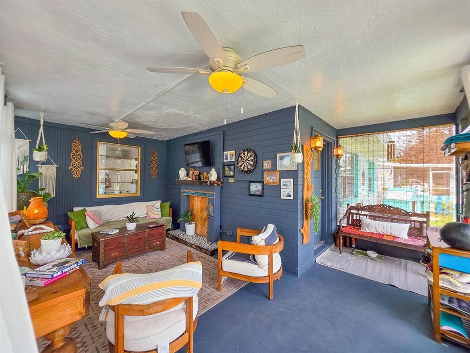 For Sale: $349,900 (2 beds, 1 baths, 858 Square Feet)