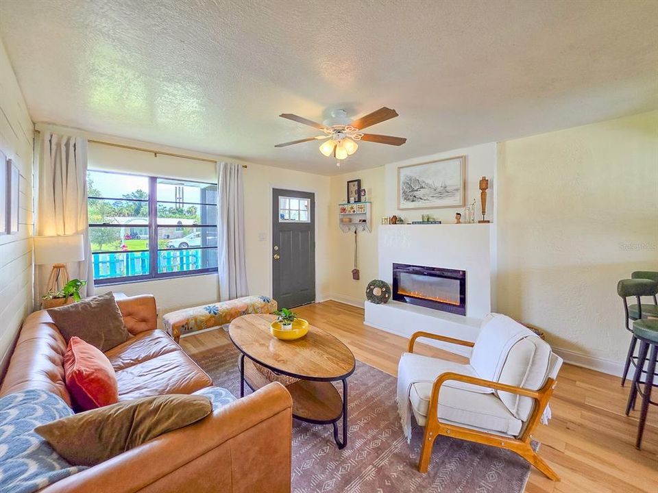 For Sale: $349,900 (2 beds, 1 baths, 858 Square Feet)