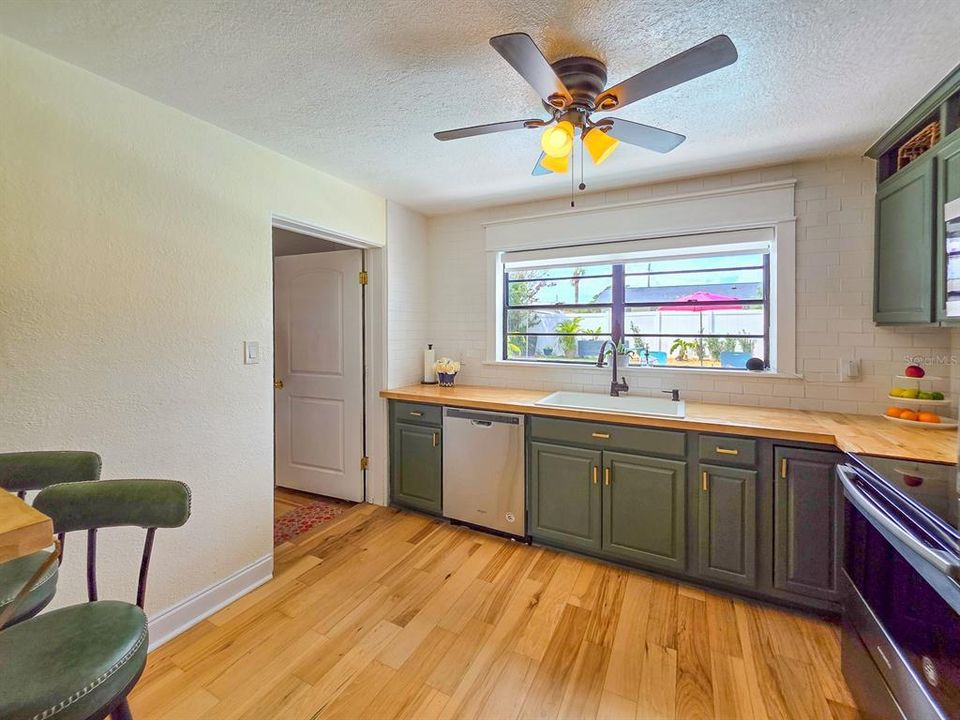 For Sale: $349,900 (2 beds, 1 baths, 858 Square Feet)