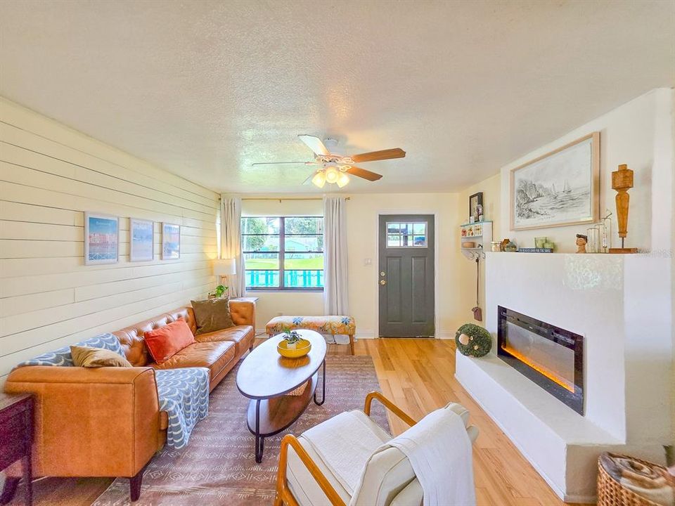 For Sale: $349,900 (2 beds, 1 baths, 858 Square Feet)