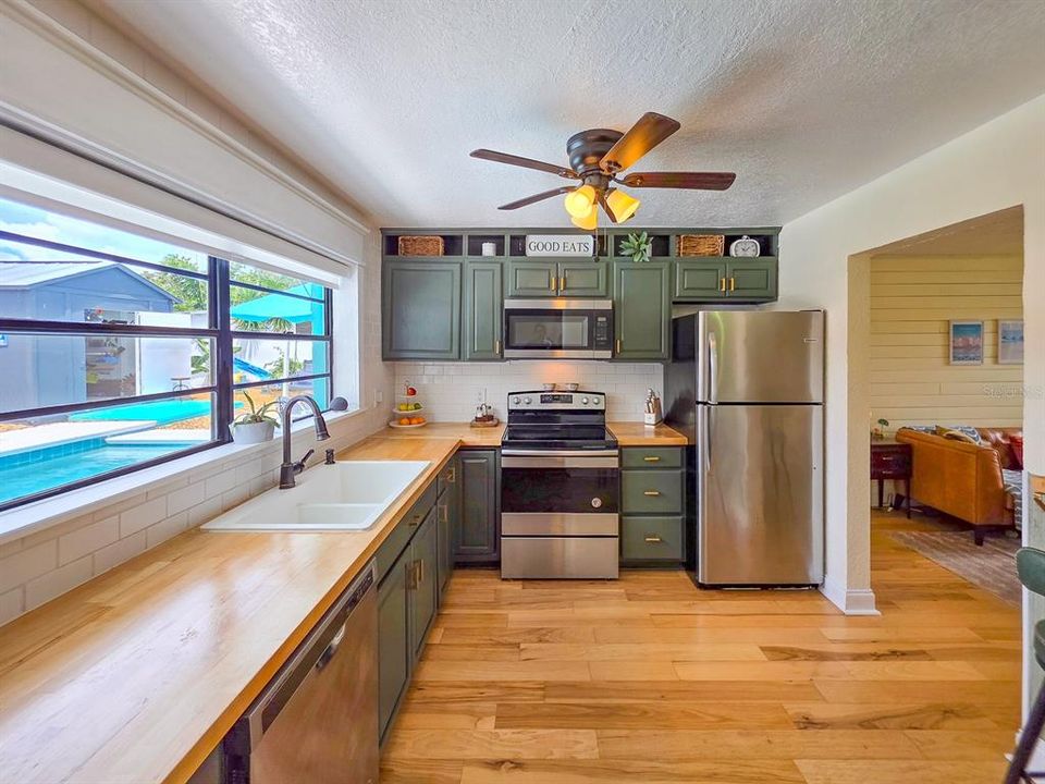 For Sale: $349,900 (2 beds, 1 baths, 858 Square Feet)