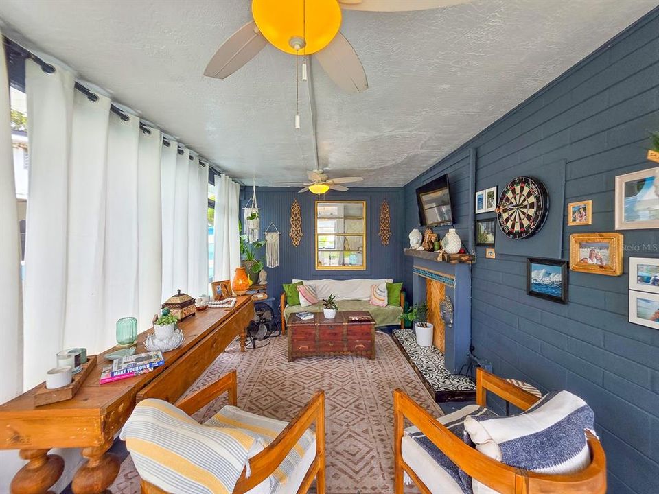 For Sale: $349,900 (2 beds, 1 baths, 858 Square Feet)