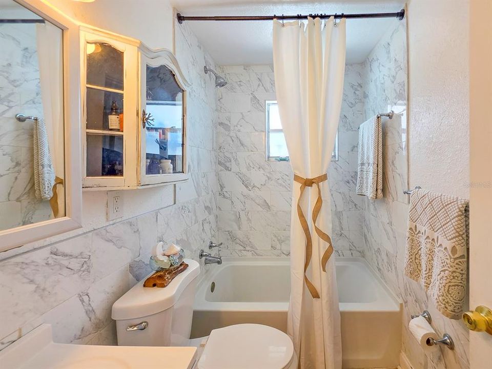 For Sale: $349,900 (2 beds, 1 baths, 858 Square Feet)