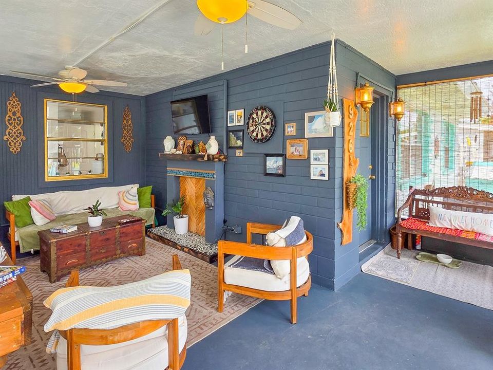 For Sale: $349,900 (2 beds, 1 baths, 858 Square Feet)