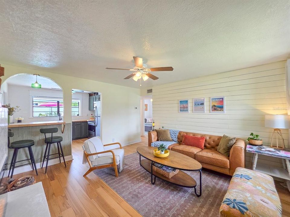 For Sale: $349,900 (2 beds, 1 baths, 858 Square Feet)