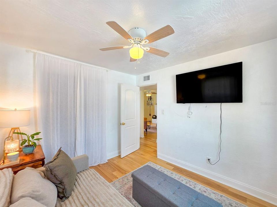 For Sale: $349,900 (2 beds, 1 baths, 858 Square Feet)