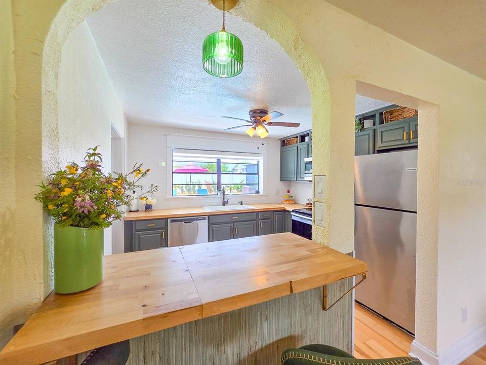 For Sale: $349,900 (2 beds, 1 baths, 858 Square Feet)