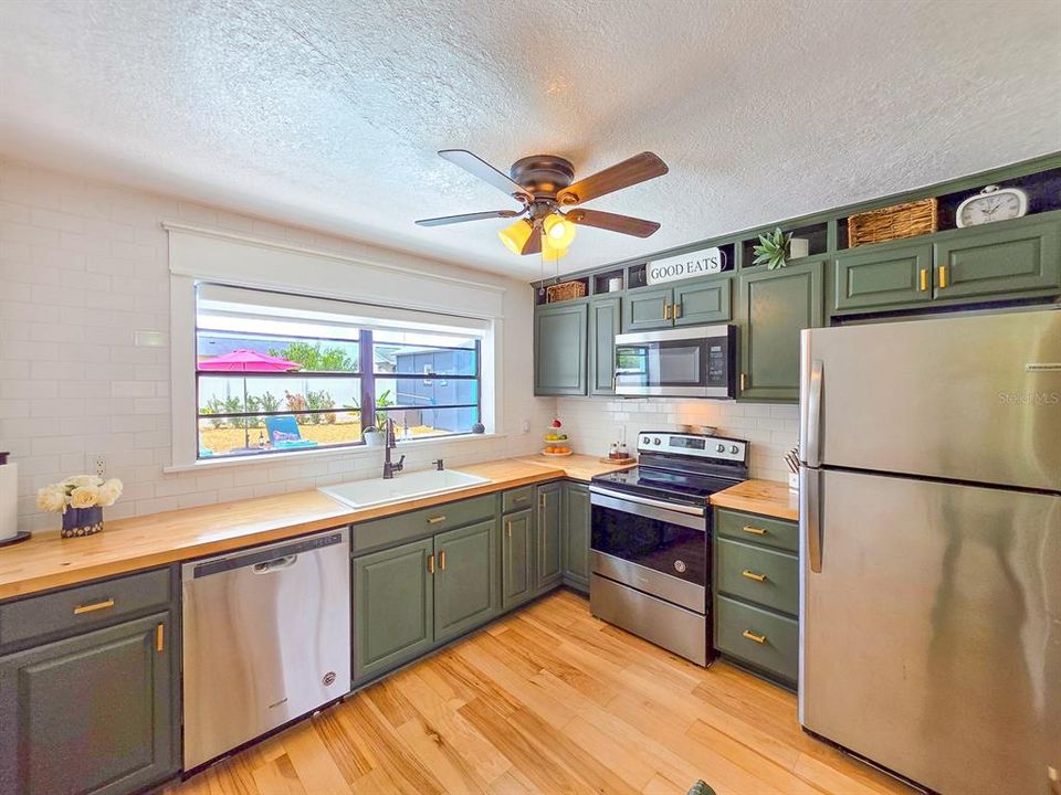 For Sale: $349,900 (2 beds, 1 baths, 858 Square Feet)