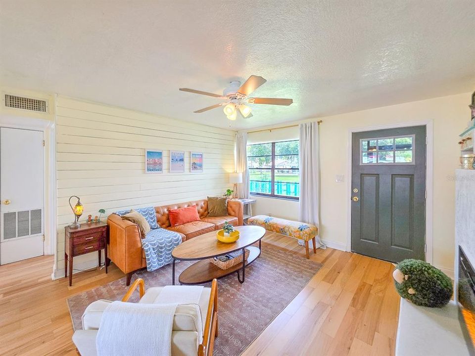 For Sale: $349,900 (2 beds, 1 baths, 858 Square Feet)