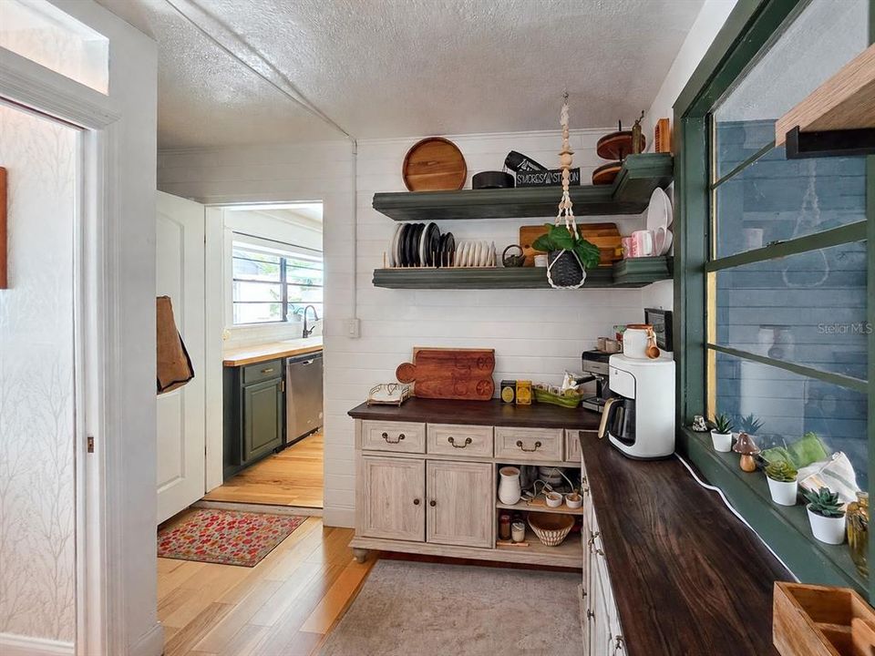 For Sale: $349,900 (2 beds, 1 baths, 858 Square Feet)