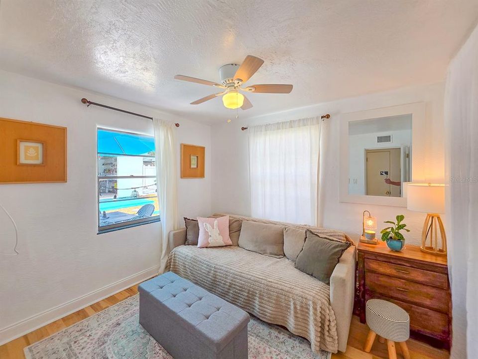 For Sale: $349,900 (2 beds, 1 baths, 858 Square Feet)