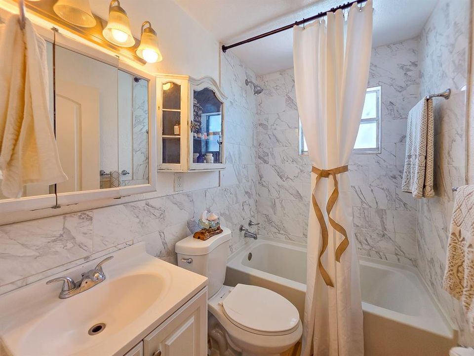 For Sale: $349,900 (2 beds, 1 baths, 858 Square Feet)