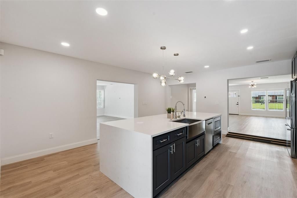 En Venta: $849,900 (4 camas, 2 baños, 2331 Pies cuadrados)
